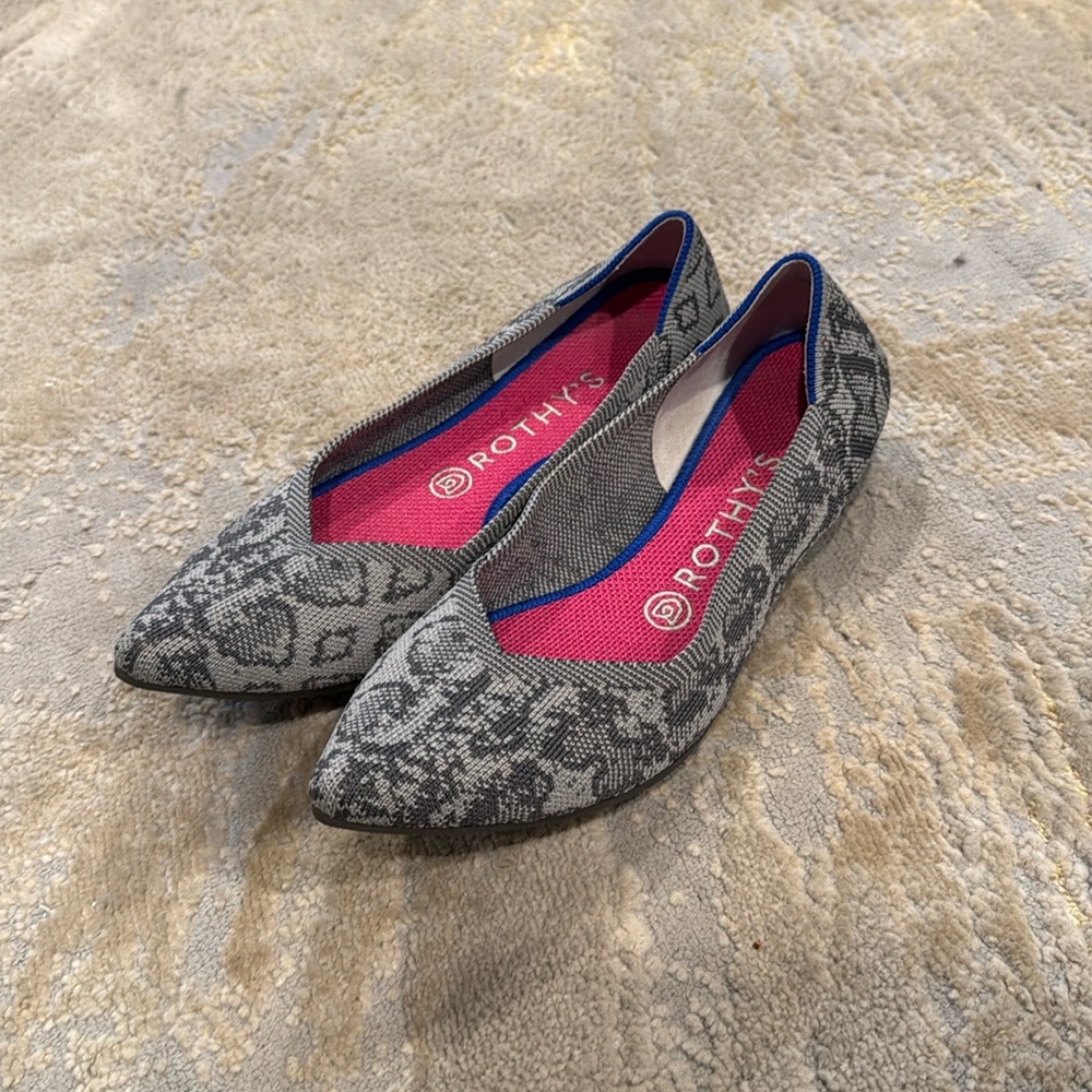 Rothy's Grey Stone Snake Points‎ in size 9. Retired and rare style limited print